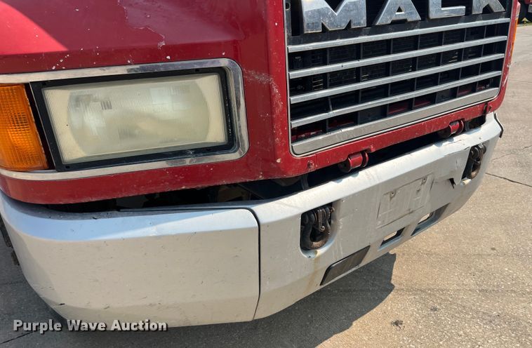 image for item EK8846 2001 Mack CH613  semi truck