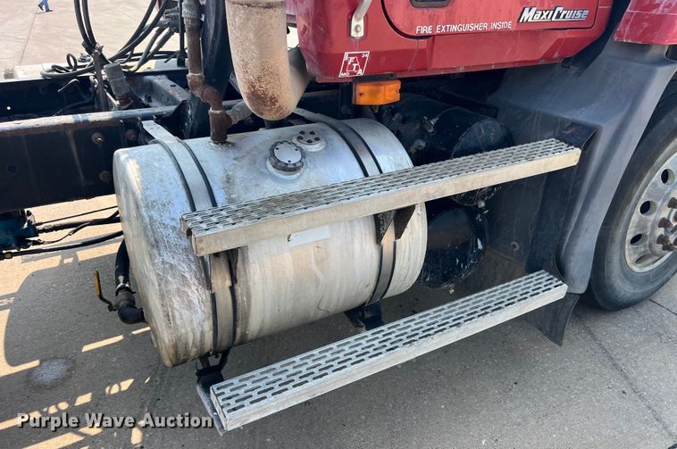 image for item EK8846 2001 Mack CH613  semi truck