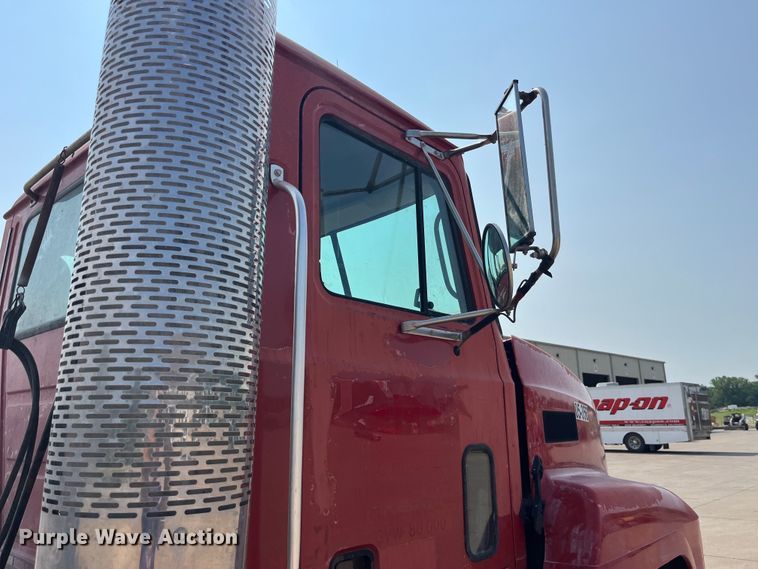 image for item EK8846 2001 Mack CH613  semi truck