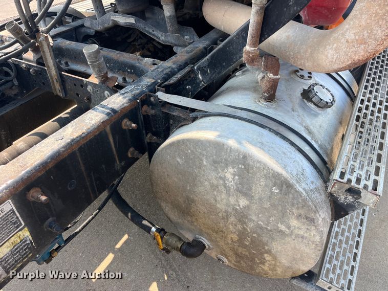 image for item EK8846 2001 Mack CH613  semi truck