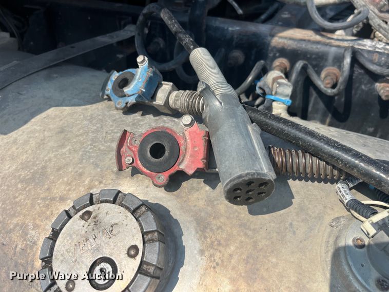 image for item EK8846 2001 Mack CH613  semi truck