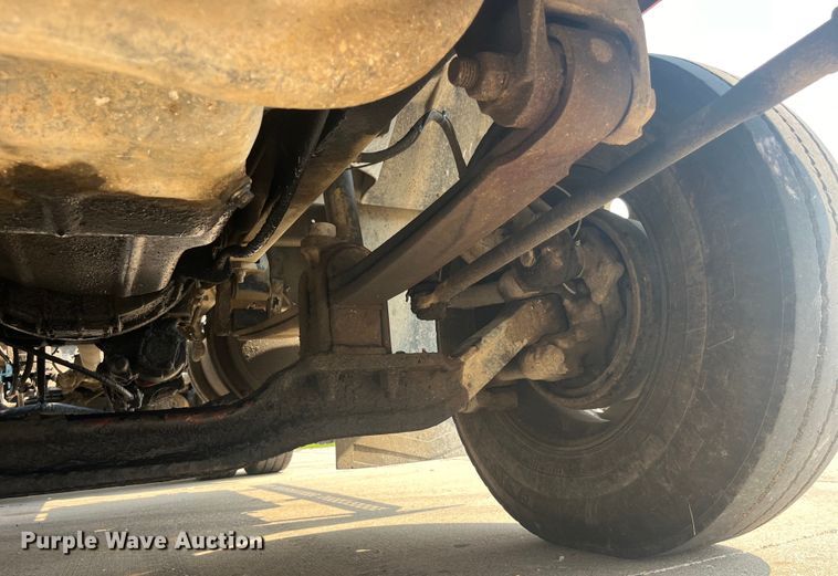 image for item EK8846 2001 Mack CH613  semi truck