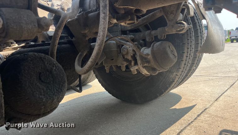 image for item EK8846 2001 Mack CH613  semi truck