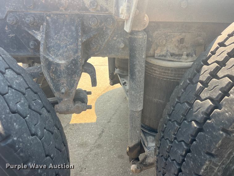 image for item EK8846 2001 Mack CH613  semi truck