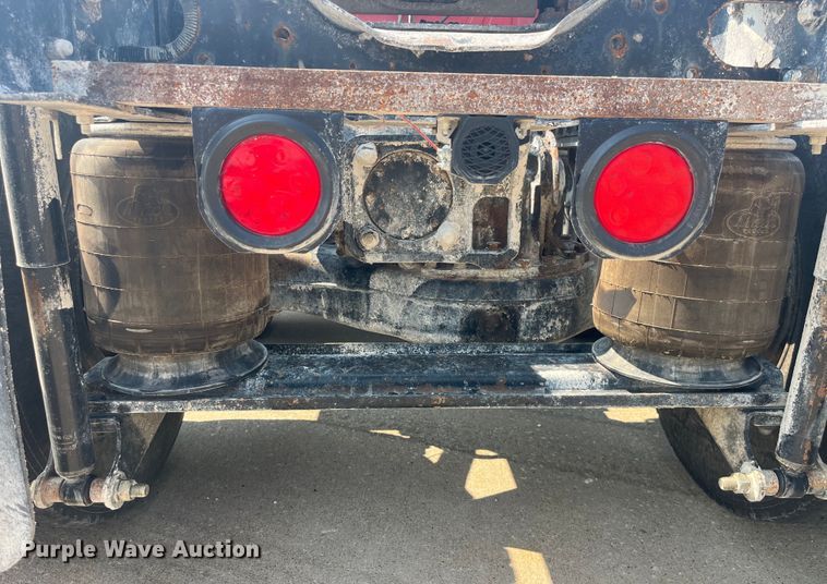 image for item EK8846 2001 Mack CH613  semi truck