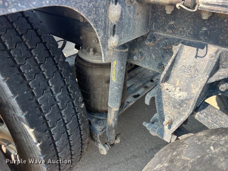 image for item EK8846 2001 Mack CH613  semi truck