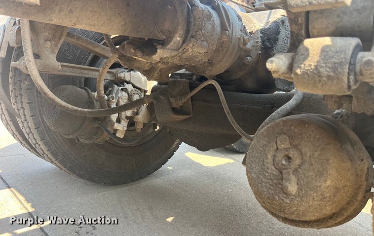 image for item EK8846 2001 Mack CH613  semi truck