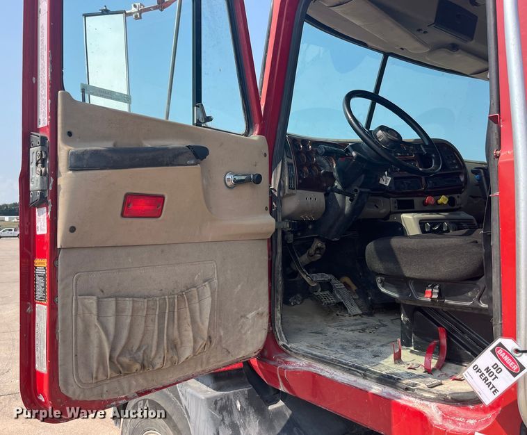 image for item EK8846 2001 Mack CH613  semi truck