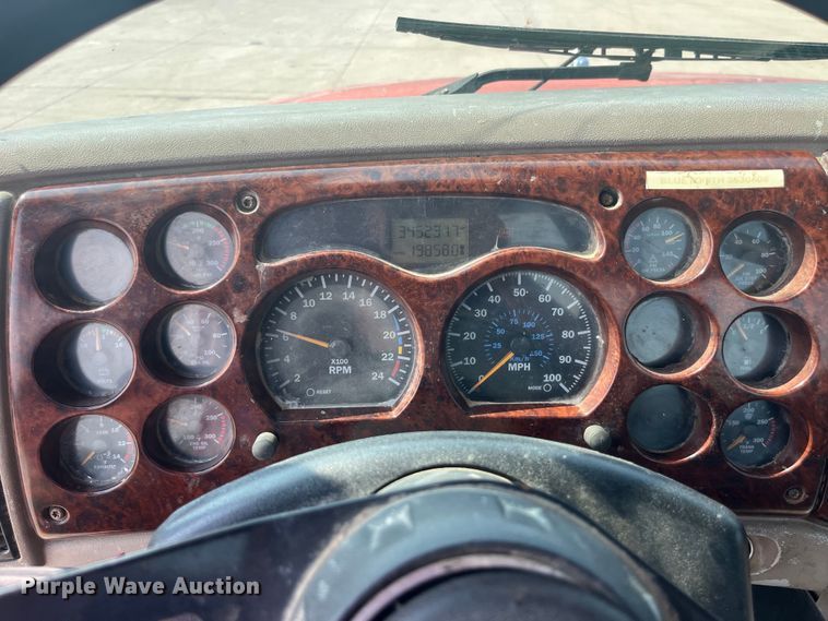 image for item EK8846 2001 Mack CH613  semi truck