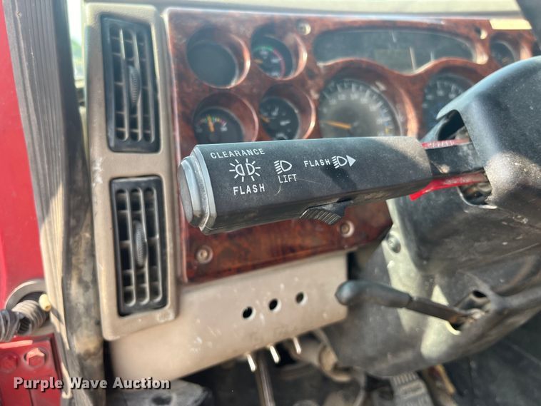 image for item EK8846 2001 Mack CH613  semi truck