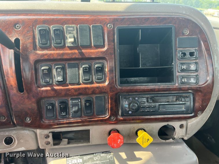 image for item EK8846 2001 Mack CH613  semi truck