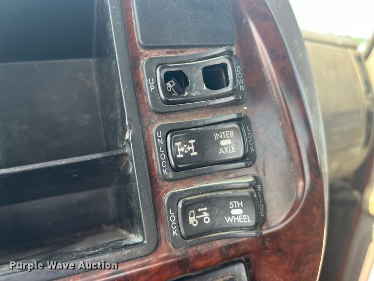 image for item EK8846 2001 Mack CH613  semi truck