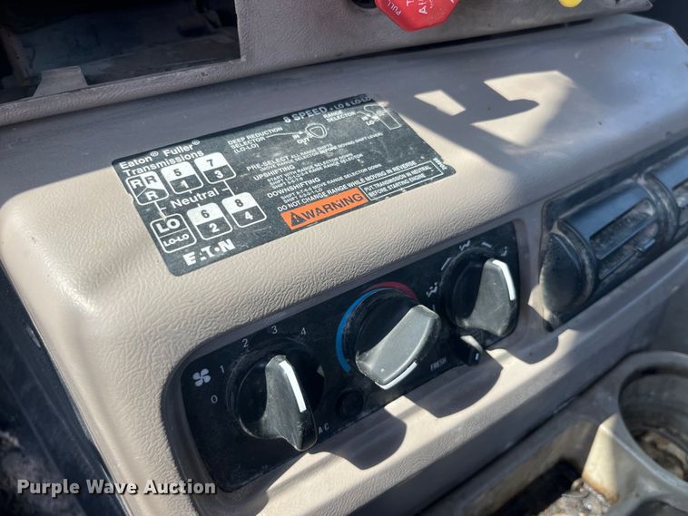 image for item EK8846 2001 Mack CH613  semi truck