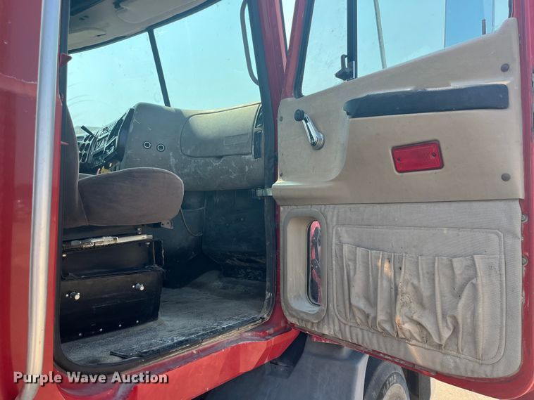 image for item EK8846 2001 Mack CH613  semi truck