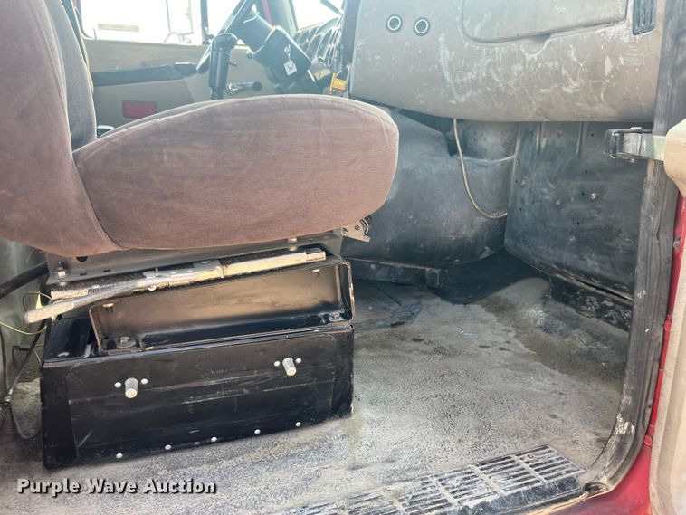 image for item EK8846 2001 Mack CH613  semi truck