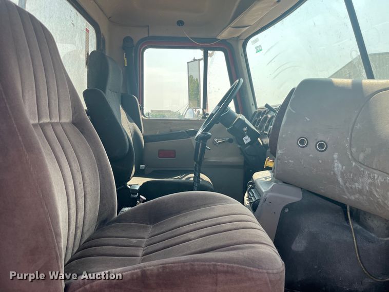 image for item EK8846 2001 Mack CH613  semi truck