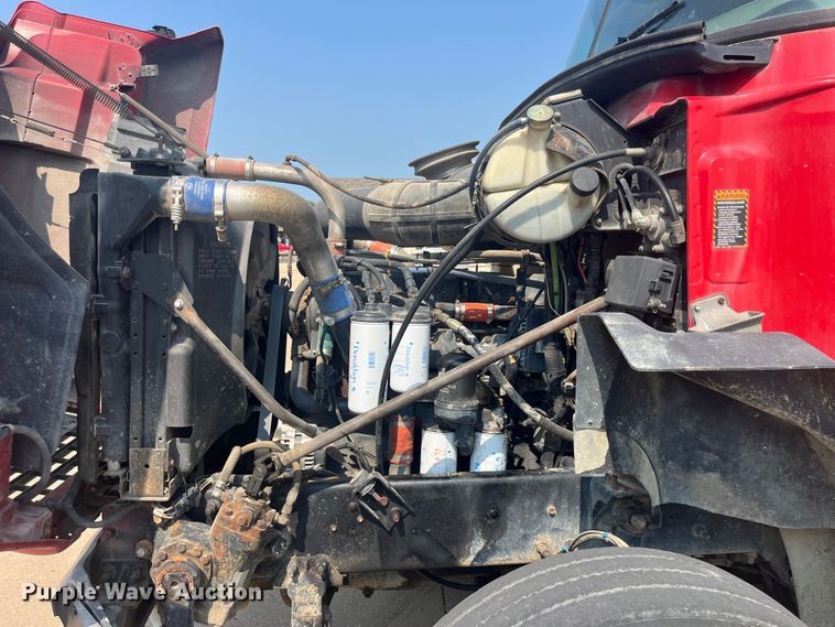 image for item EK8846 2001 Mack CH613  semi truck