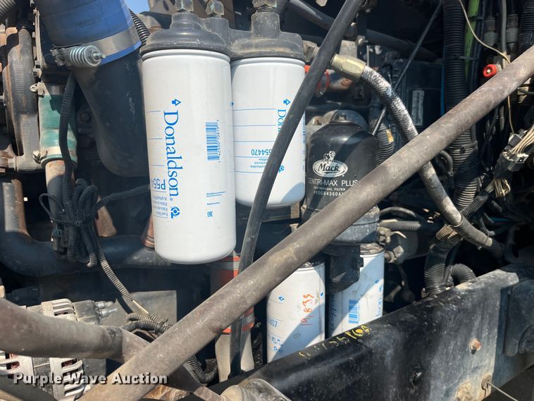 image for item EK8846 2001 Mack CH613  semi truck