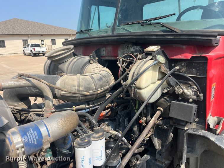 image for item EK8846 2001 Mack CH613  semi truck