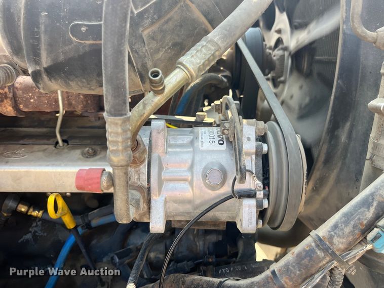 image for item EK8846 2001 Mack CH613  semi truck