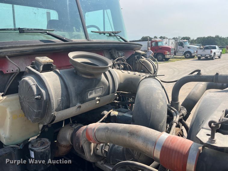 image for item EK8846 2001 Mack CH613  semi truck