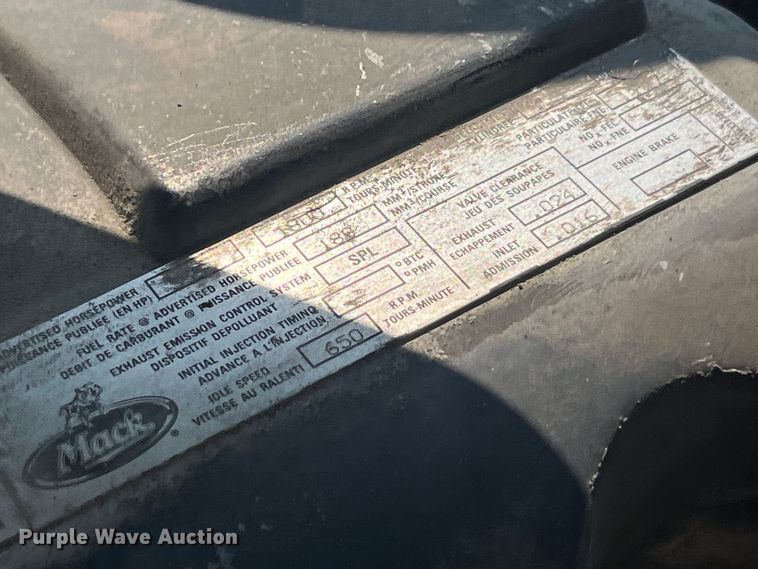 image for item EK8846 2001 Mack CH613  semi truck