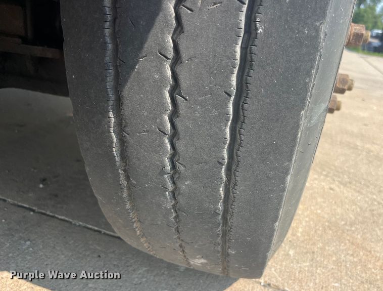 image for item EK8846 2001 Mack CH613  semi truck