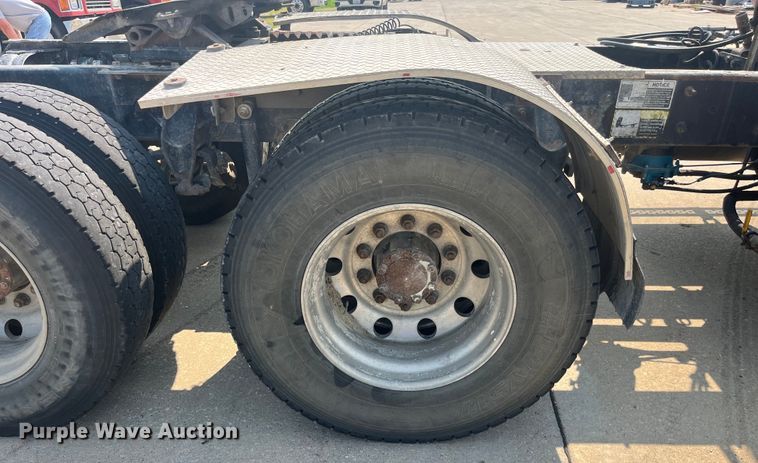 image for item EK8846 2001 Mack CH613  semi truck