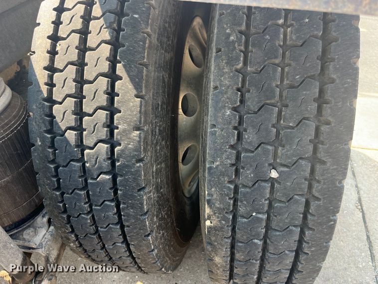 image for item EK8846 2001 Mack CH613  semi truck