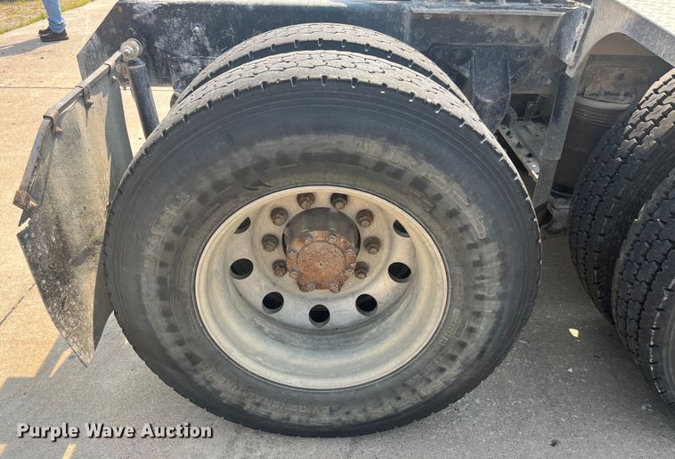 image for item EK8846 2001 Mack CH613  semi truck