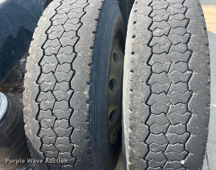 image for item EK8846 2001 Mack CH613  semi truck