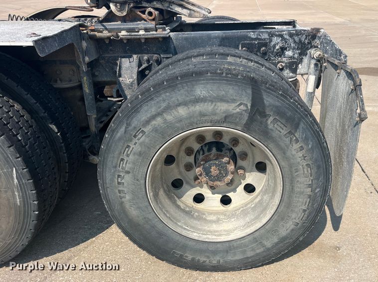 image for item EK8846 2001 Mack CH613  semi truck