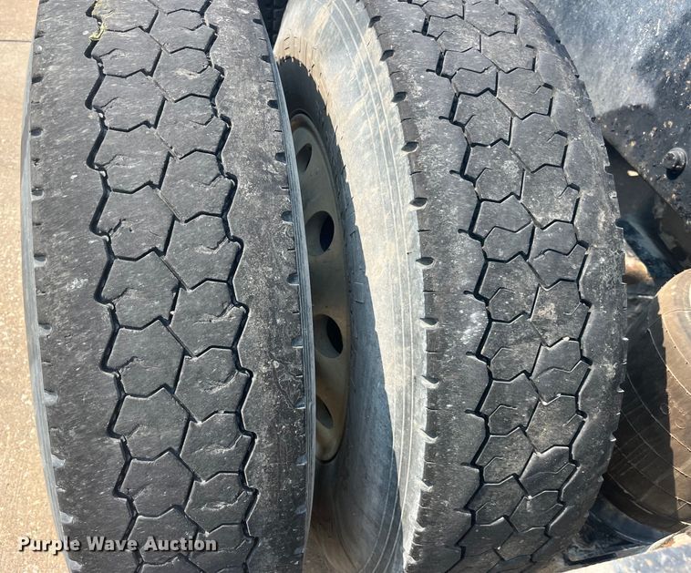 image for item EK8846 2001 Mack CH613  semi truck