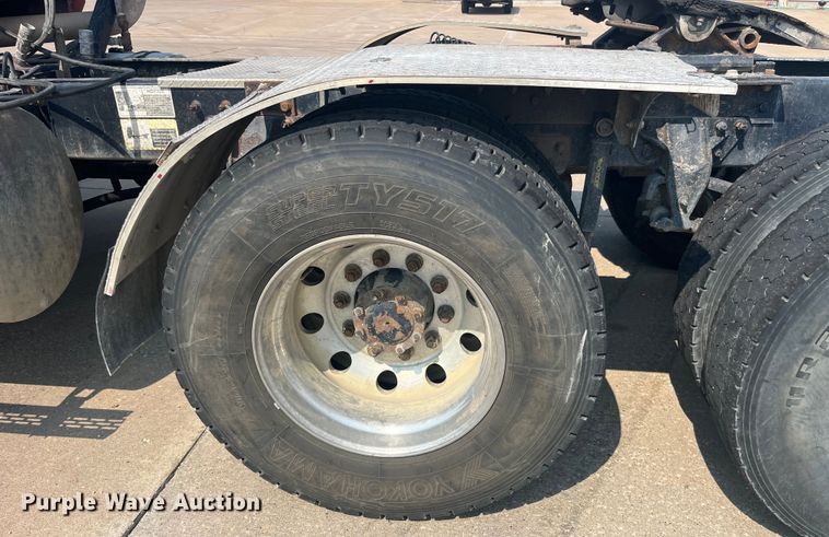 image for item EK8846 2001 Mack CH613  semi truck