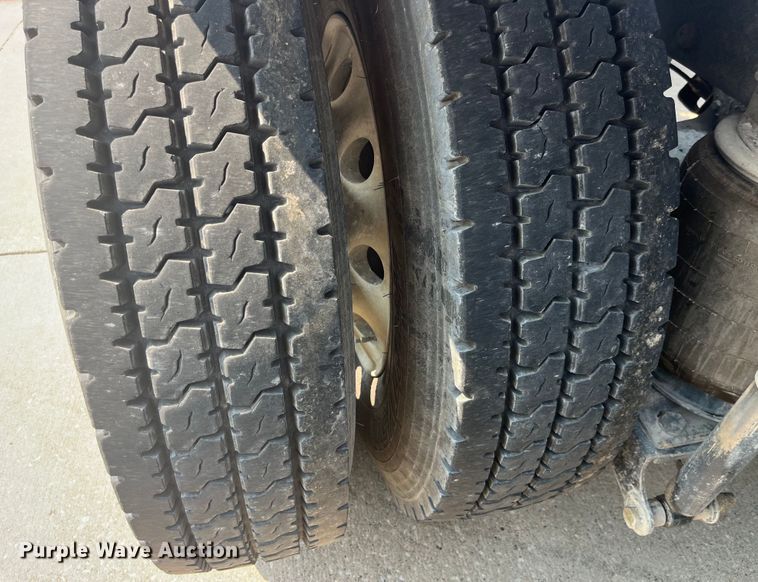 image for item EK8846 2001 Mack CH613  semi truck