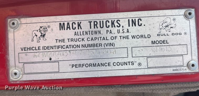 image for item EK8846 2001 Mack CH613  semi truck