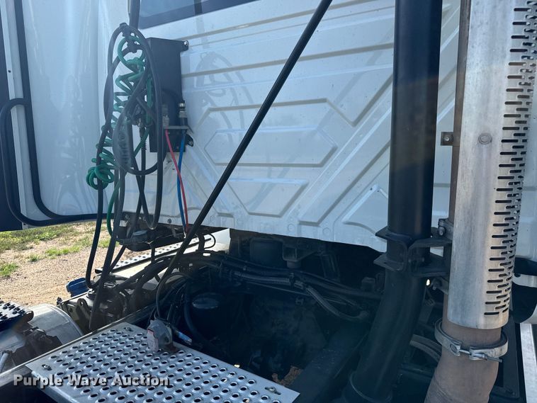 image for item LF9863 2015 International  8600 SBA 6x4 semi truck