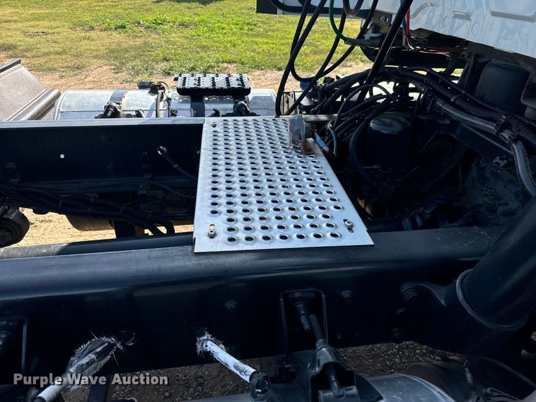 image for item LF9863 2015 International  8600 SBA 6x4 semi truck