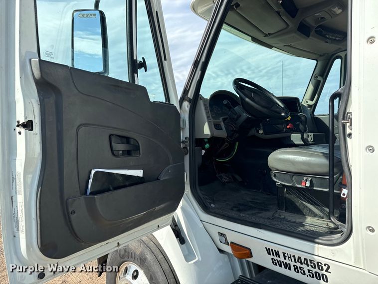 image for item LF9863 2015 International  8600 SBA 6x4 semi truck