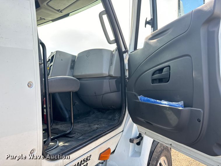 image for item LF9863 2015 International  8600 SBA 6x4 semi truck