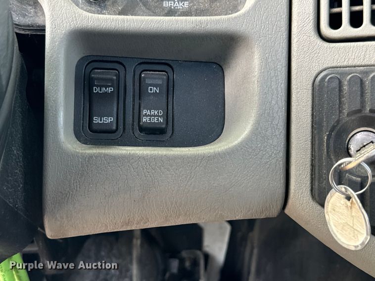 image for item LF9863 2015 International  8600 SBA 6x4 semi truck