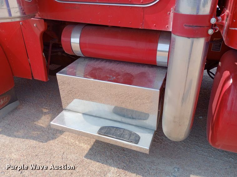 image for item NY9349 2006 Peterbilt 379 semi truck