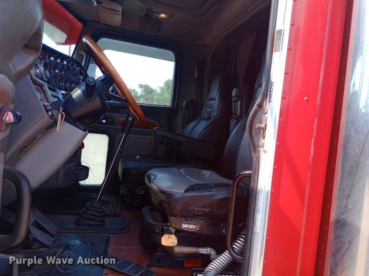 image for item NY9349 2006 Peterbilt 379 semi truck