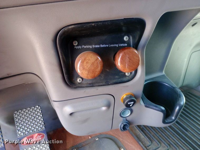 image for item NY9349 2006 Peterbilt 379 semi truck