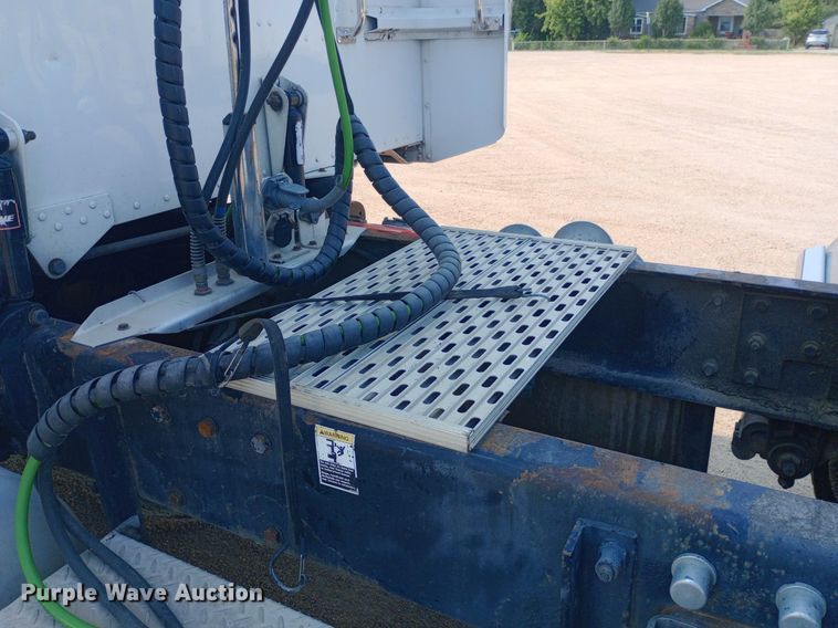 image for item NY9350 2002 Peterbilt 379 semi truck