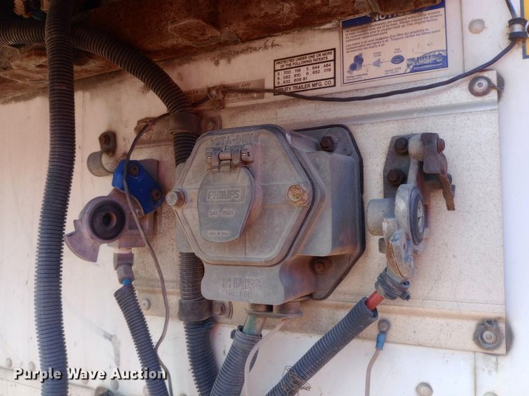 image for item NY9352 2009 Utility 3000R refrigerated van trailer