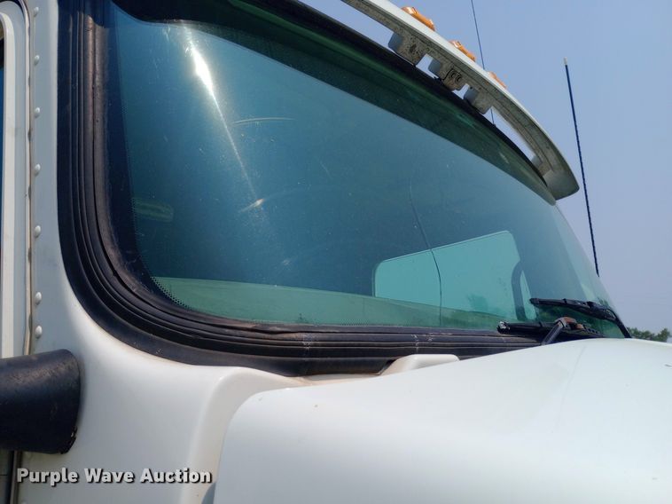 image for item NY9374 2012 Kenworth  T800 semi truck