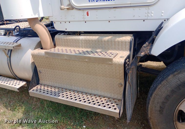 image for item NY9374 2012 Kenworth  T800 semi truck