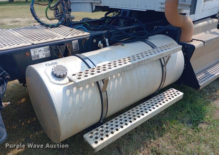 image for item NY9374 2012 Kenworth  T800 semi truck