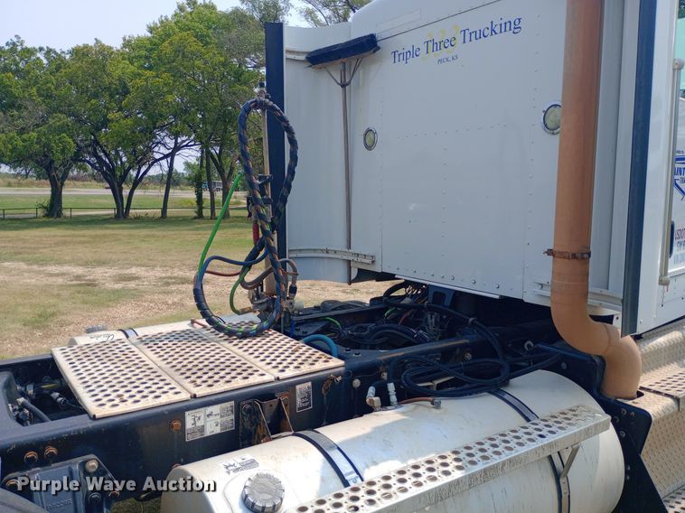 image for item NY9374 2012 Kenworth  T800 semi truck